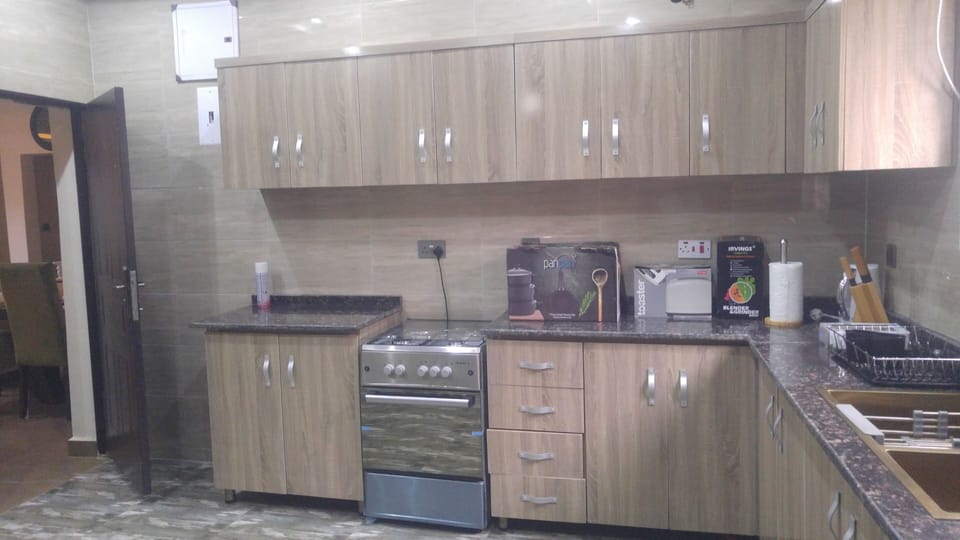 Full-size fridge, microwave, oven, stovetop