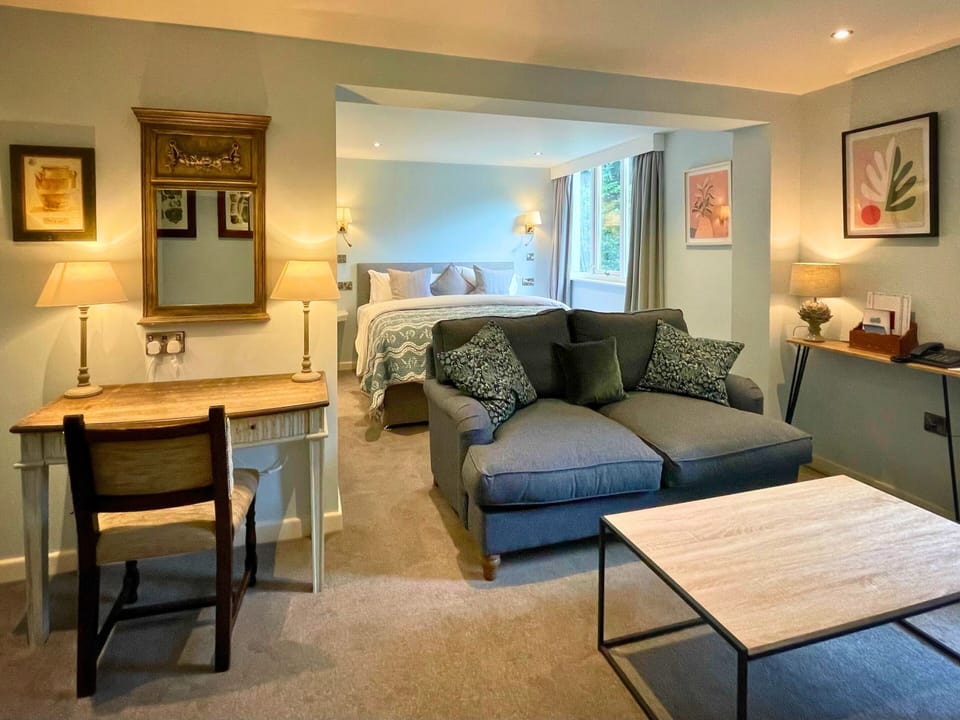 Executive Suite | Hypo-allergenic bedding, iron/ironing board, free WiFi, bed sheets