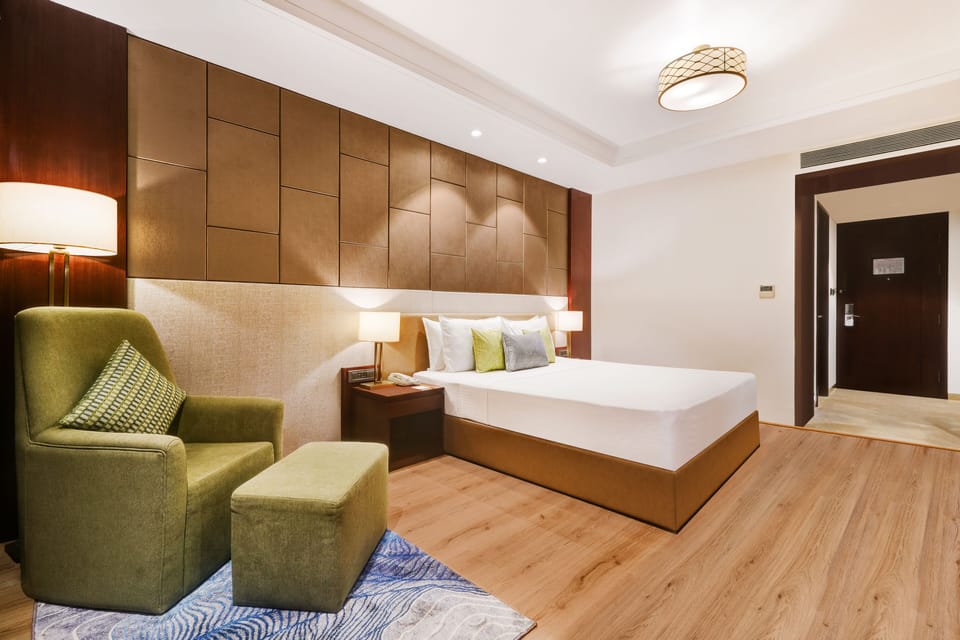 Executive King Room | Egyptian cotton sheets, premium bedding, Tempur-Pedic beds, minibar