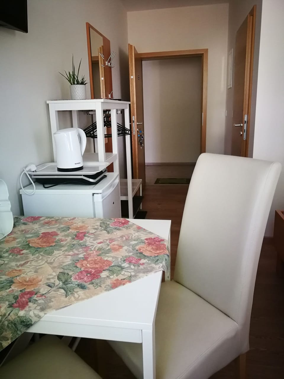 Twin Room | In-room dining