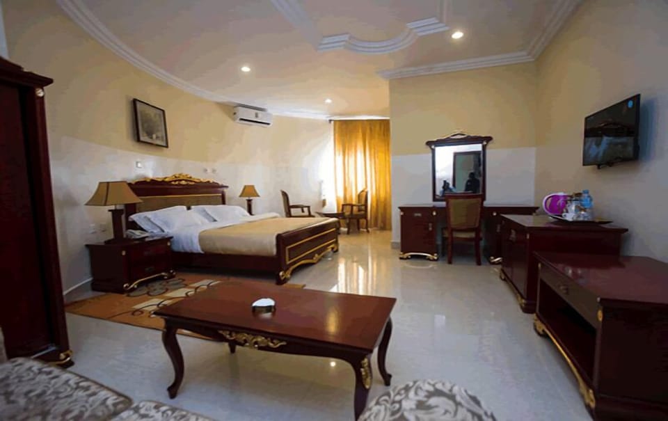 Royal Room | Desk, laptop workspace, iron/ironing board, free WiFi