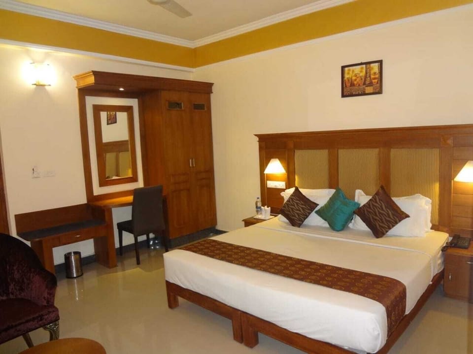 Classic Executive | Desk, free WiFi