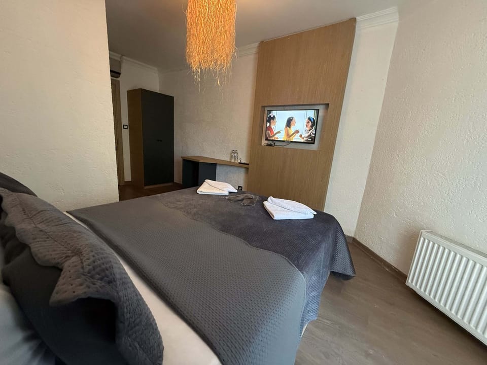 Room with Front Balcony | Laptop workspace, blackout drapes, soundproofing, free WiFi