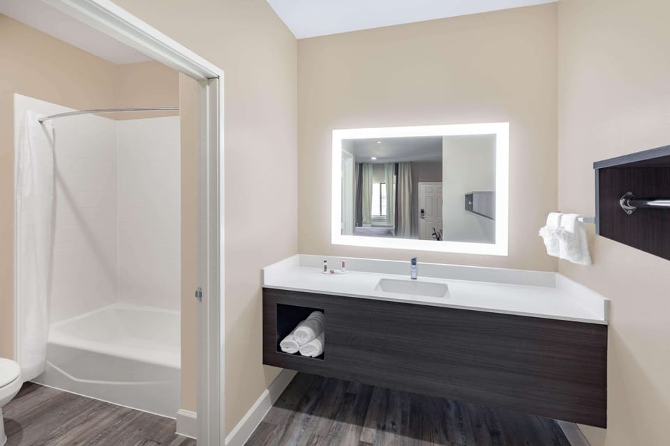 Combined shower/tub, free toiletries, towels