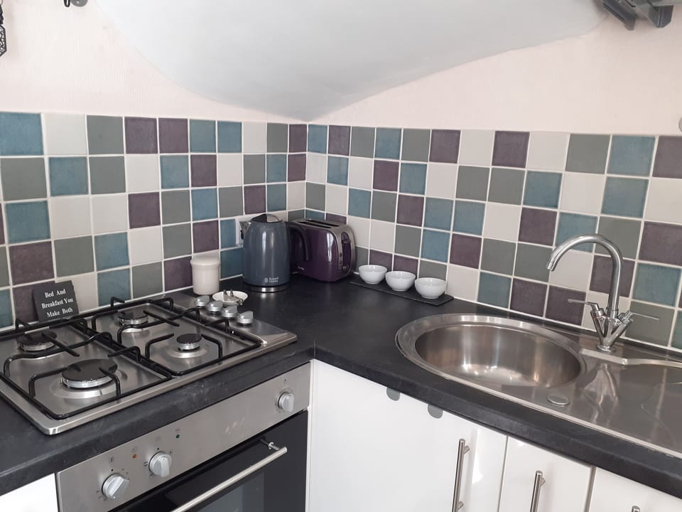 Apartment, 1 Bedroom | Private kitchen | Electric kettle