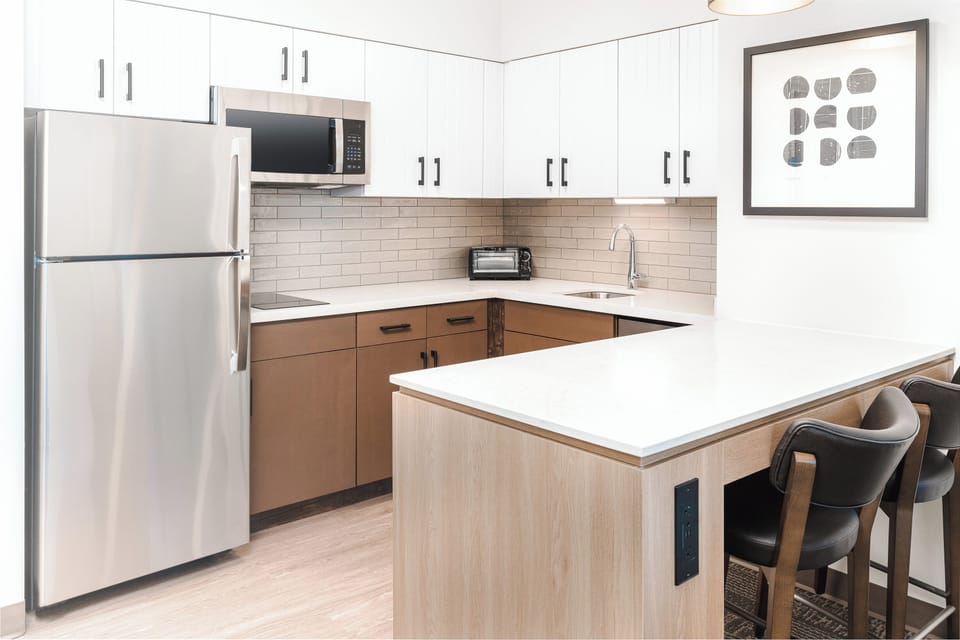 Full-size fridge, microwave, stovetop, dishwasher