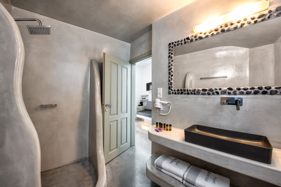 Suite (Blue Dome Suite) | Bathroom | Shower, rainfall showerhead, free toiletries, hair dryer