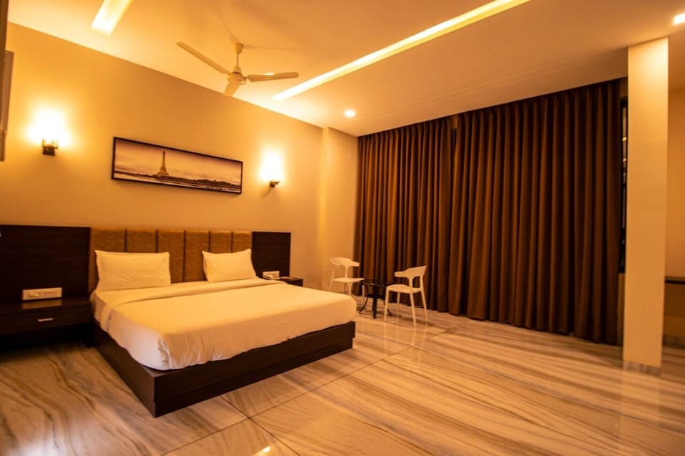 Luxury Double Room | Desk, laptop workspace, free WiFi, bed sheets
