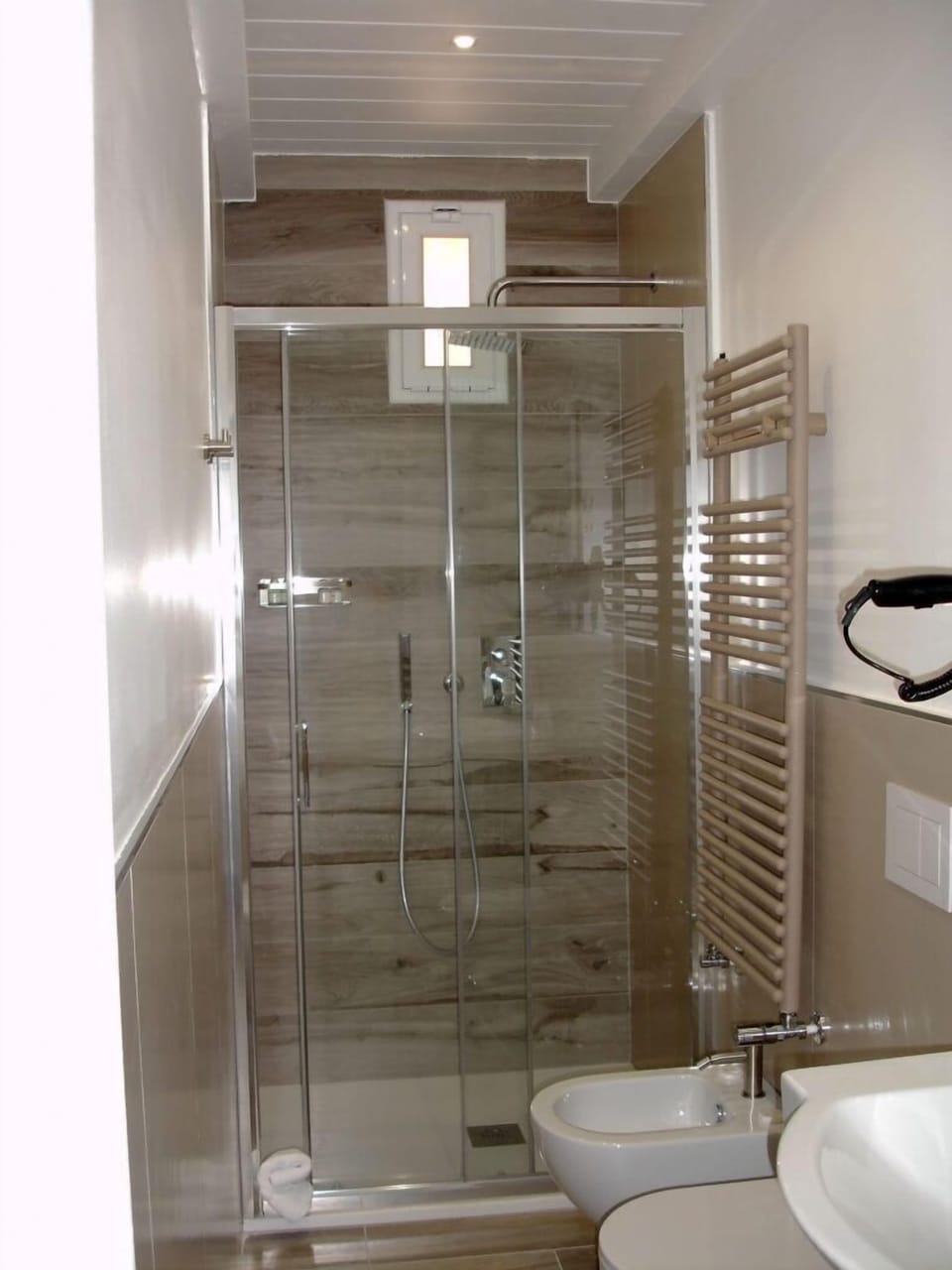 Standard Double Room, Courtyard View (Rhègion) | Bathroom | Shower, rainfall showerhead, free toiletries, hair dryer
