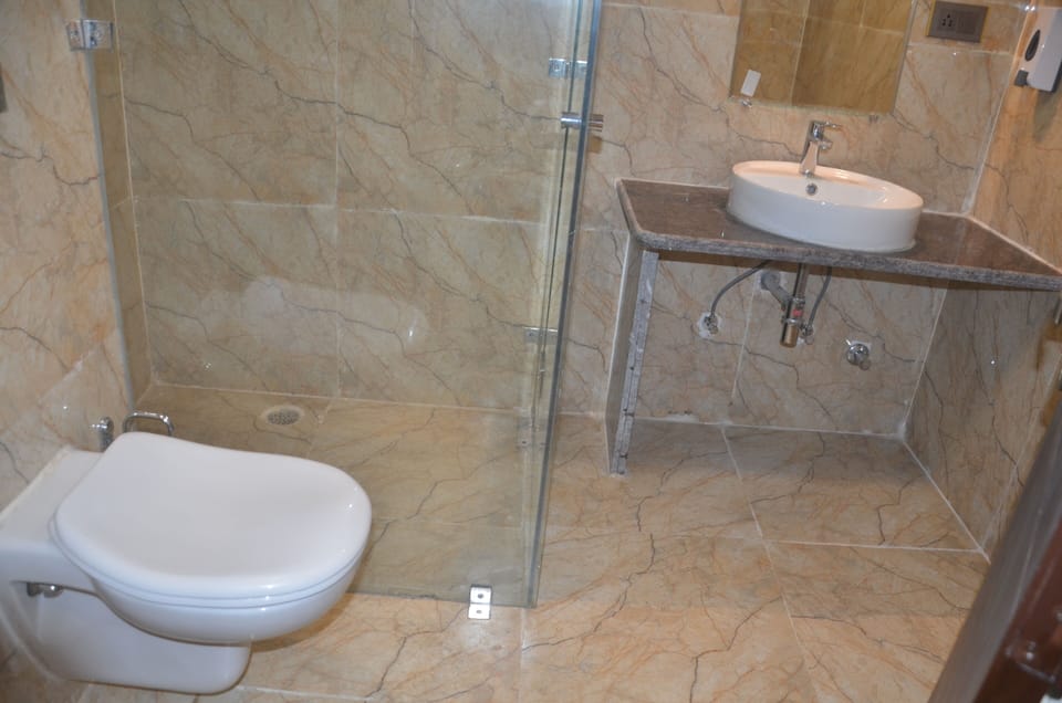 Shower, free toiletries, towels