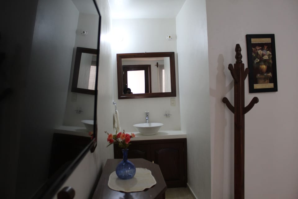 Shower, free toiletries, towels