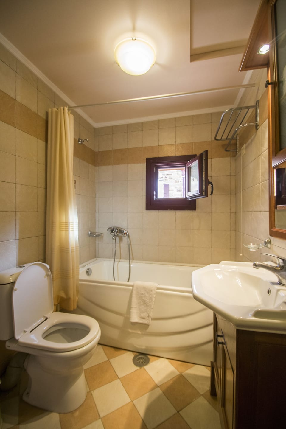 Triple Room | Bathroom | Combined shower/tub, free toiletries, hair dryer, slippers