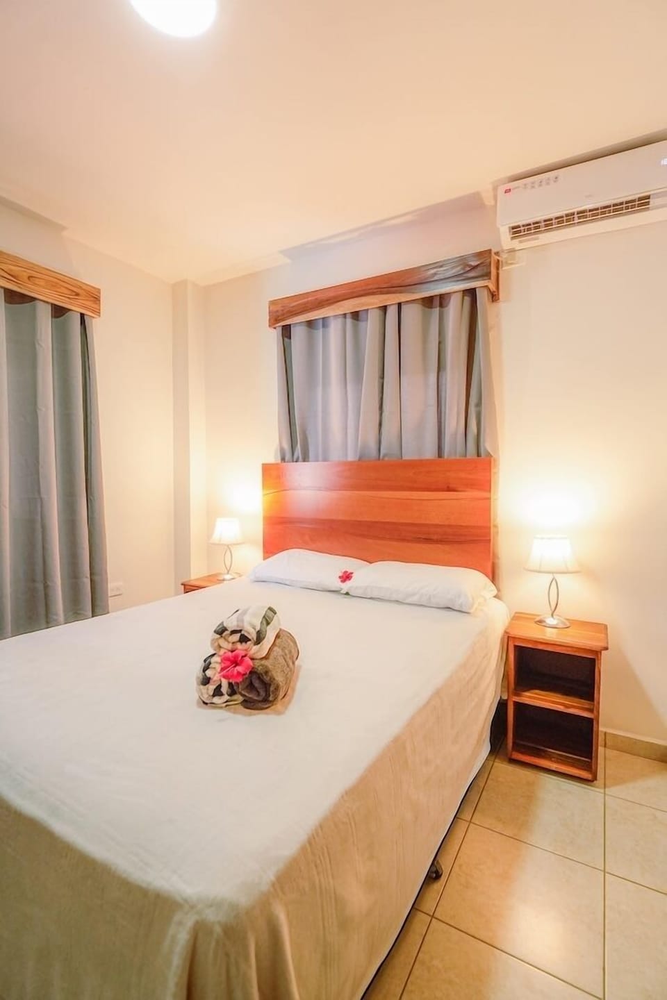 Standard Room, 1 Queen Bed, Annex Building | Hypo-allergenic bedding available, laptop workspace, soundproofing
