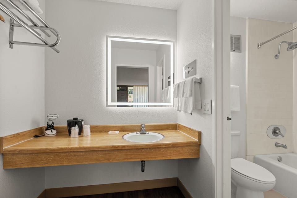 Combined shower/tub, free toiletries, towels