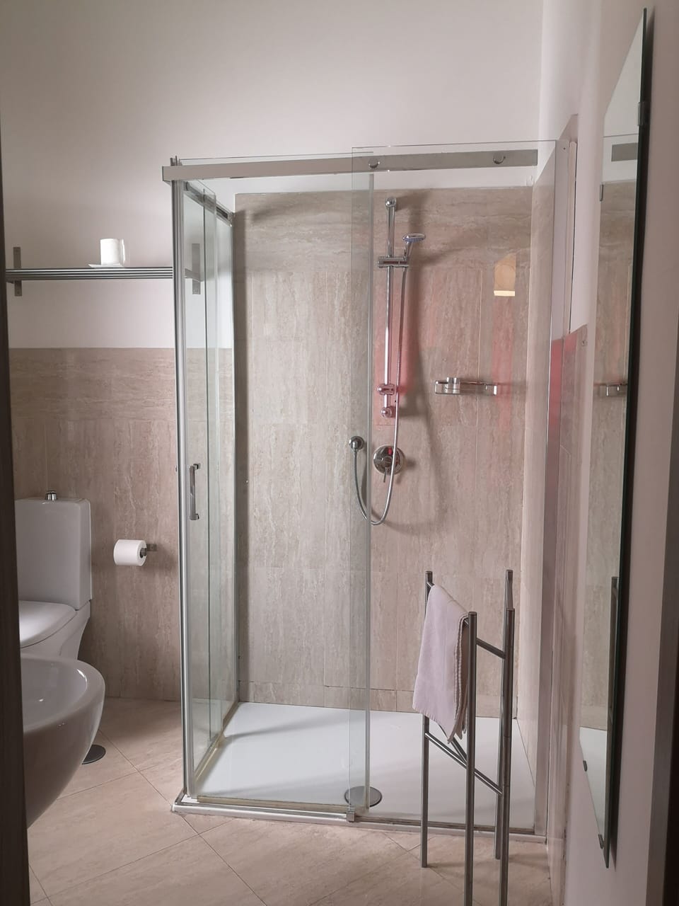 Superior Room | Bathroom | Shower, rainfall showerhead, free toiletries, hair dryer