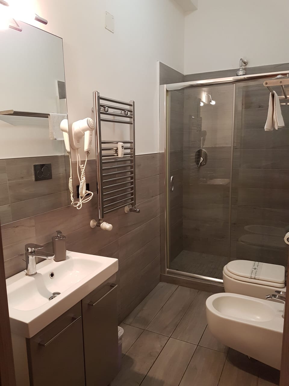 Exclusive Room | Bathroom | Shower, rainfall showerhead, free toiletries, hair dryer