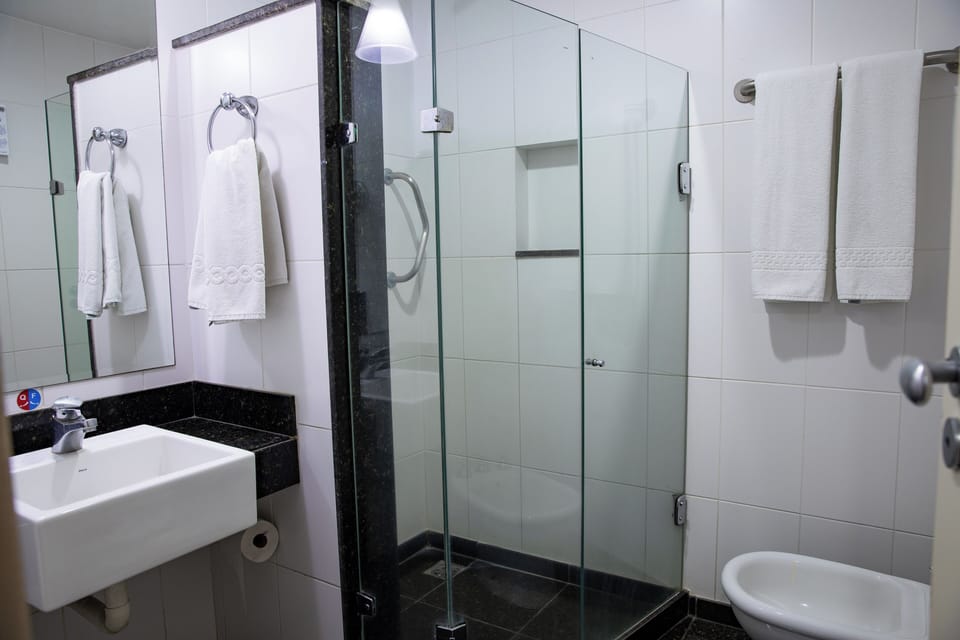 Luxo Casal | Bathroom | Shower, hair dryer, towels, soap