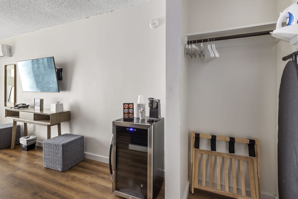 Deluxe Room, 1 King Bed, Harbor View | Down comforters, pillowtop beds, desk, blackout drapes