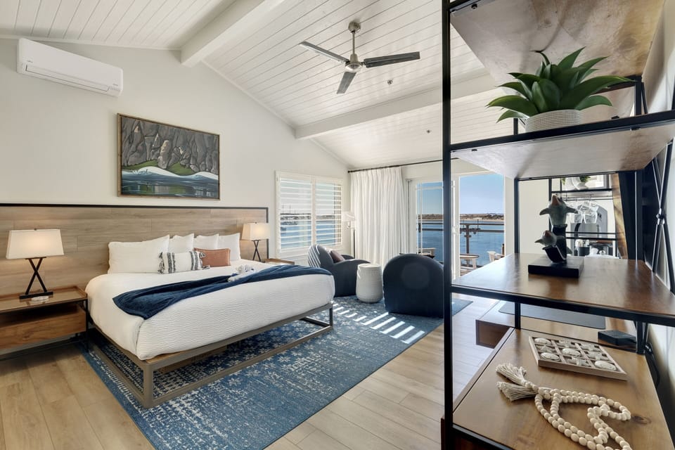 Exclusive Suite, Accessible, Private Bathroom (PORTSIDE Oceanfront King)