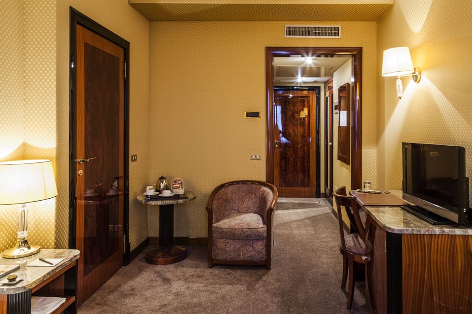 Classic Room | Living area | 26-inch LCD TV with satellite channels, TV