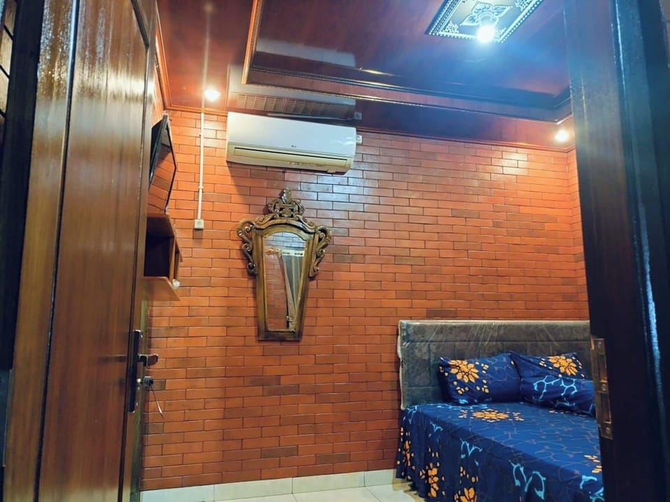 Standard Room, 1 Queen Bed, Courtyard View | Desk, bed sheets