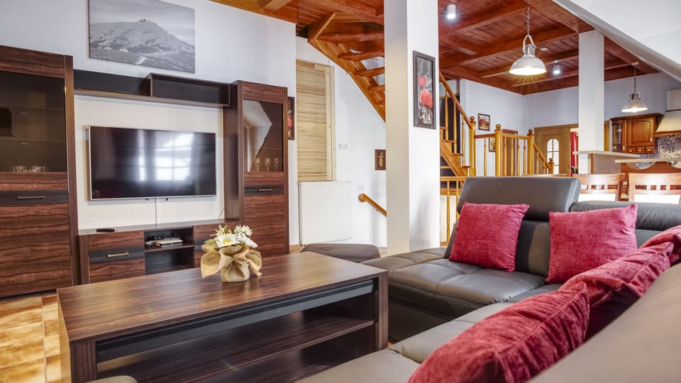 Apartment (47A) | Living area | Flat-screen TV
