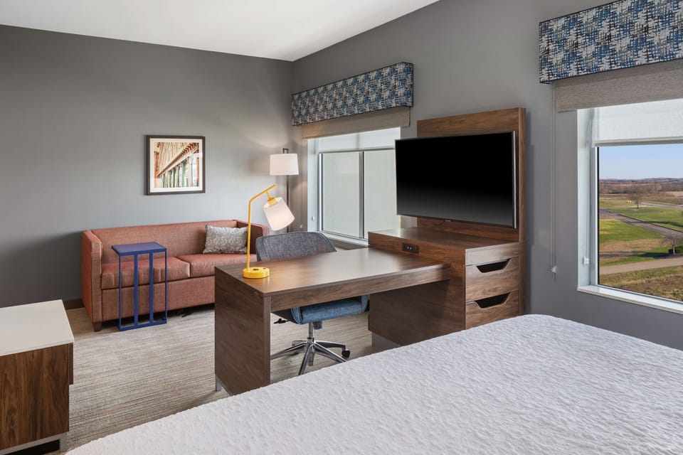 Studio, 1 King Bed, Refrigerator & Microwave (Wet bar) | Individually furnished, free WiFi, bed sheets