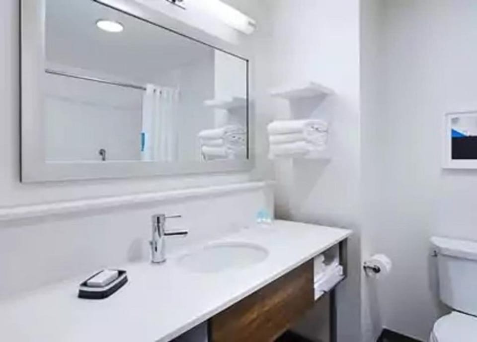 Combined shower/tub, towels