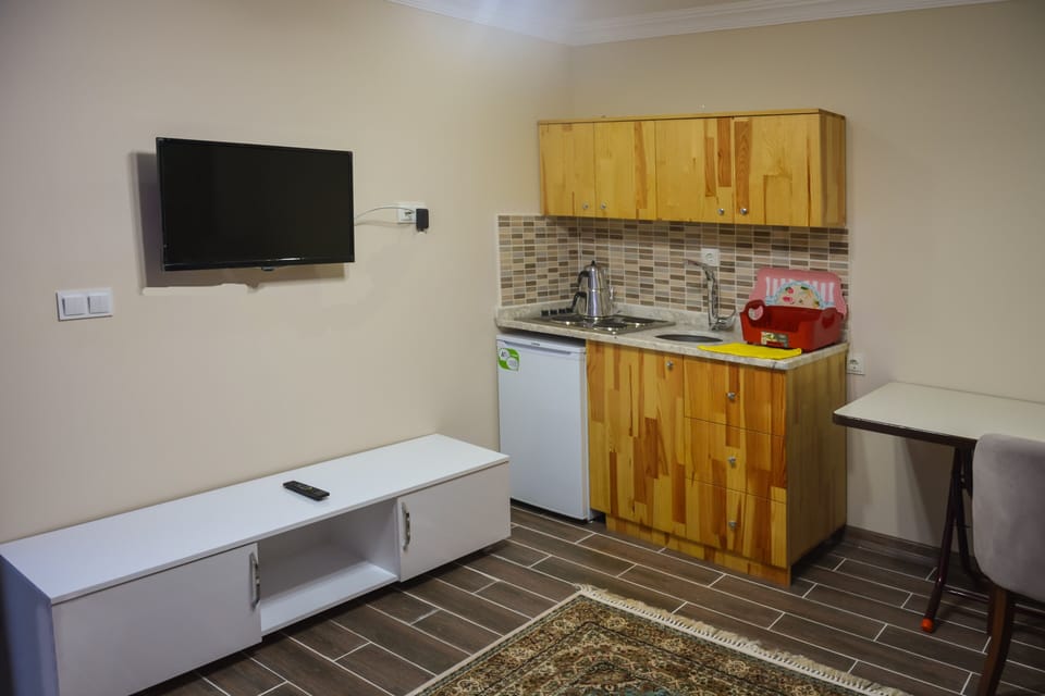Standard Bungalow | Private kitchenette | Mini-fridge, paper towels, dining tables