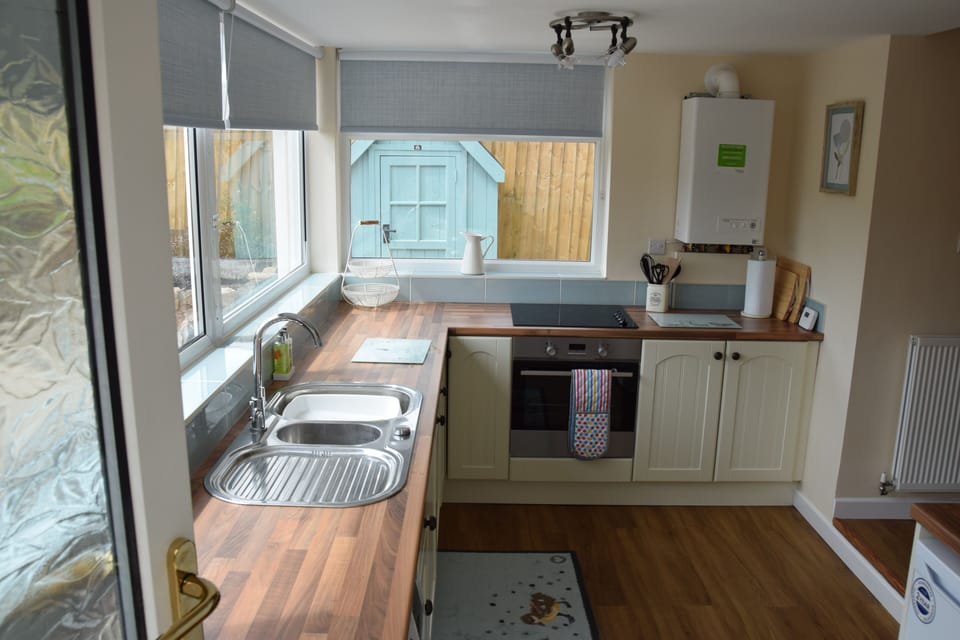 Cottage | Private kitchen | Fridge, microwave, oven, stovetop