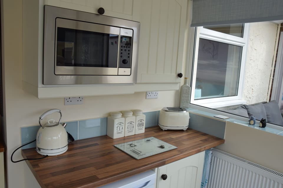 Cottage | Private kitchen | Fridge, microwave, oven, stovetop