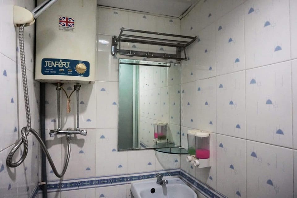 Shower, hydromassage showerhead, hair dryer, toilet paper