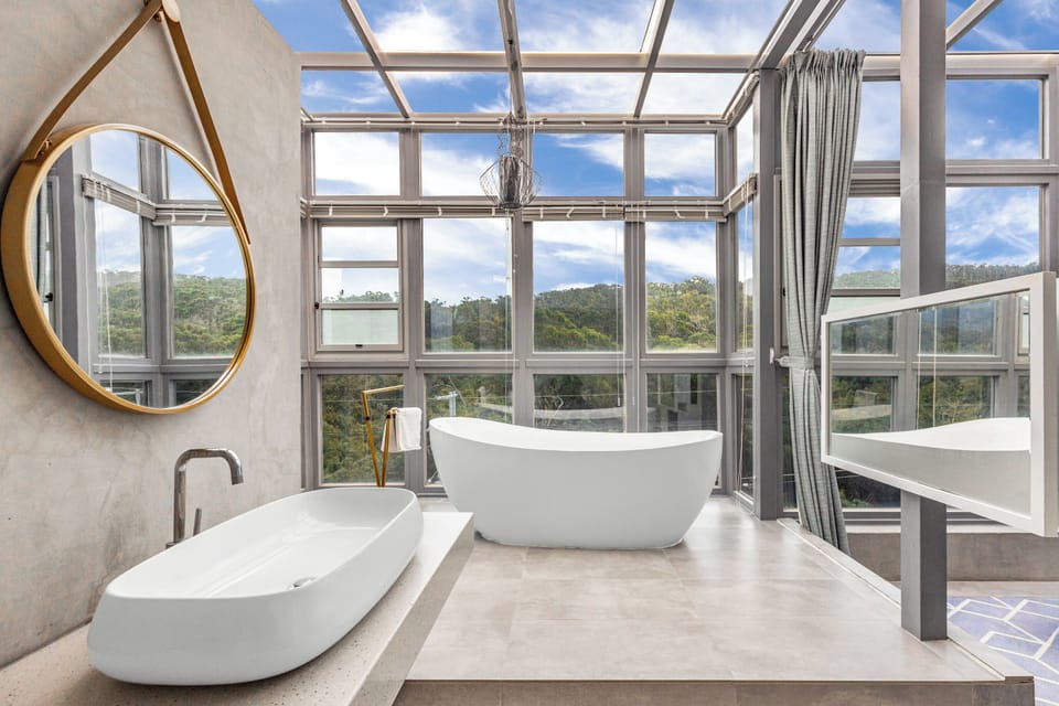 Deluxe Double Room, Balcony | Bathroom | Hair dryer, bidet, towels, shampoo