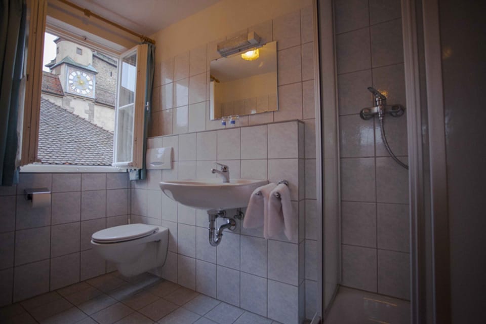 Comfort Double Room | Bathroom | Hair dryer, towels