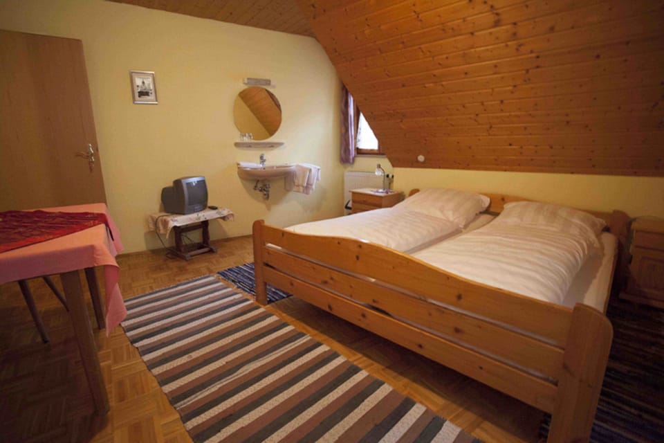 Standard Double Room, Shared Bathroom | Free cribs/infant beds, free WiFi, bed sheets