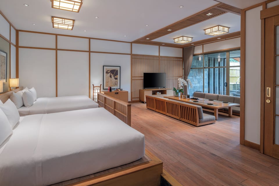 Premium Room, 1 King Bed | Minibar, in-room safe, desk, blackout drapes