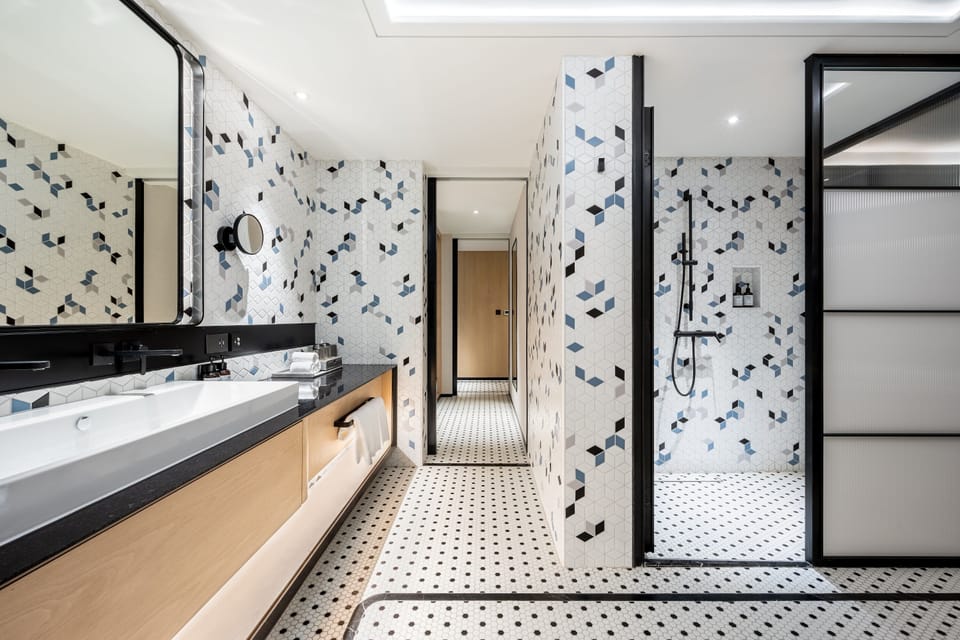 Lisboeta Suite - Twin | Bathroom | Separate tub and shower, free toiletries, hair dryer, bathrobes