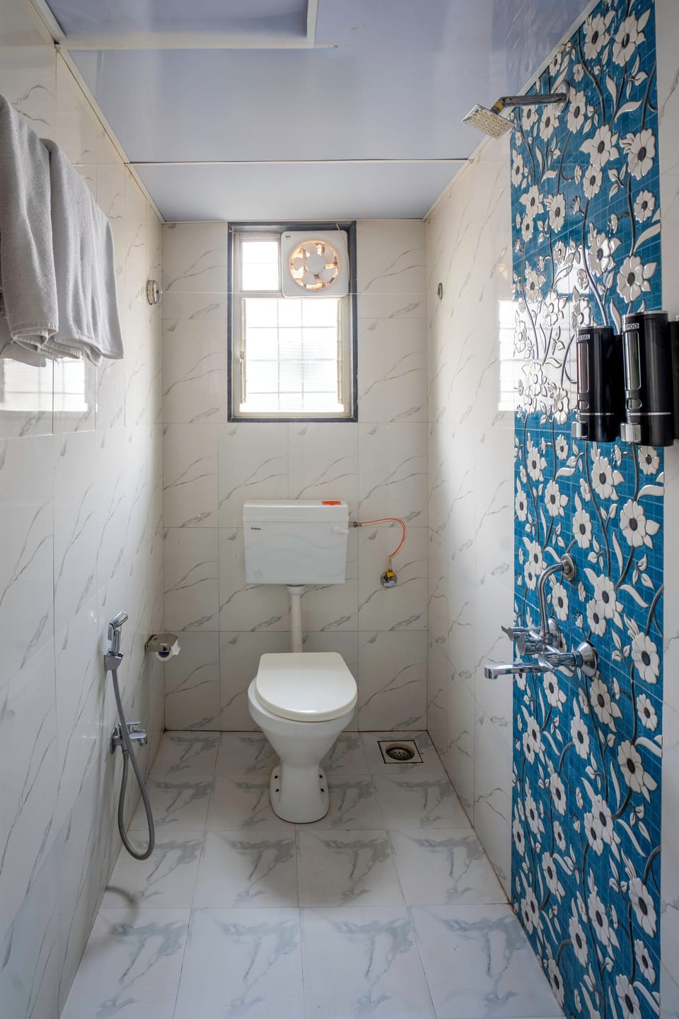 Shower, rainfall showerhead, free toiletries, towels