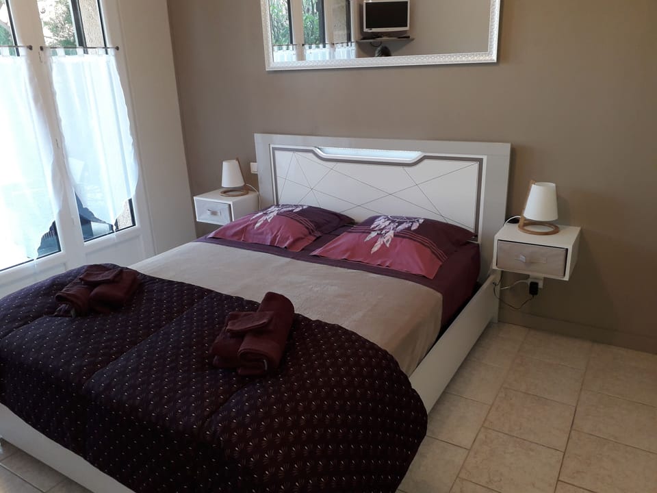 Double Room | Down comforters, individually decorated, individually furnished, desk