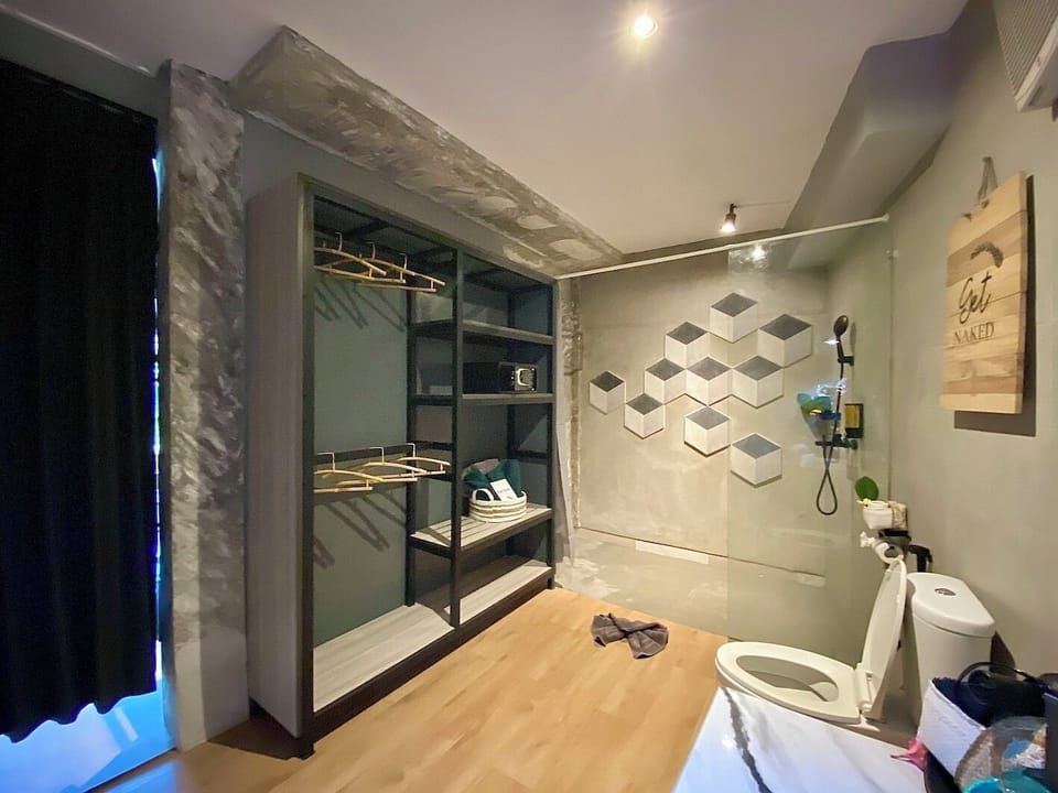 Double Room, 1 Queen Bed, Pool View | Bathroom | Shower, bidet, towels