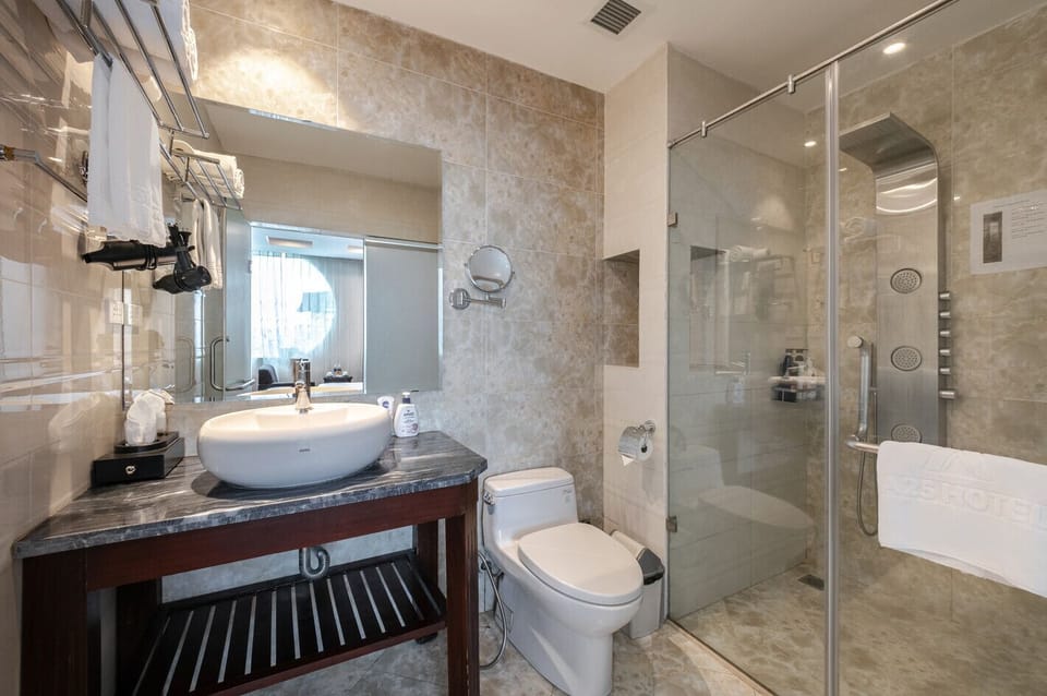 Deluxe Double Room | Bathroom | Shower, free toiletries, hair dryer, slippers