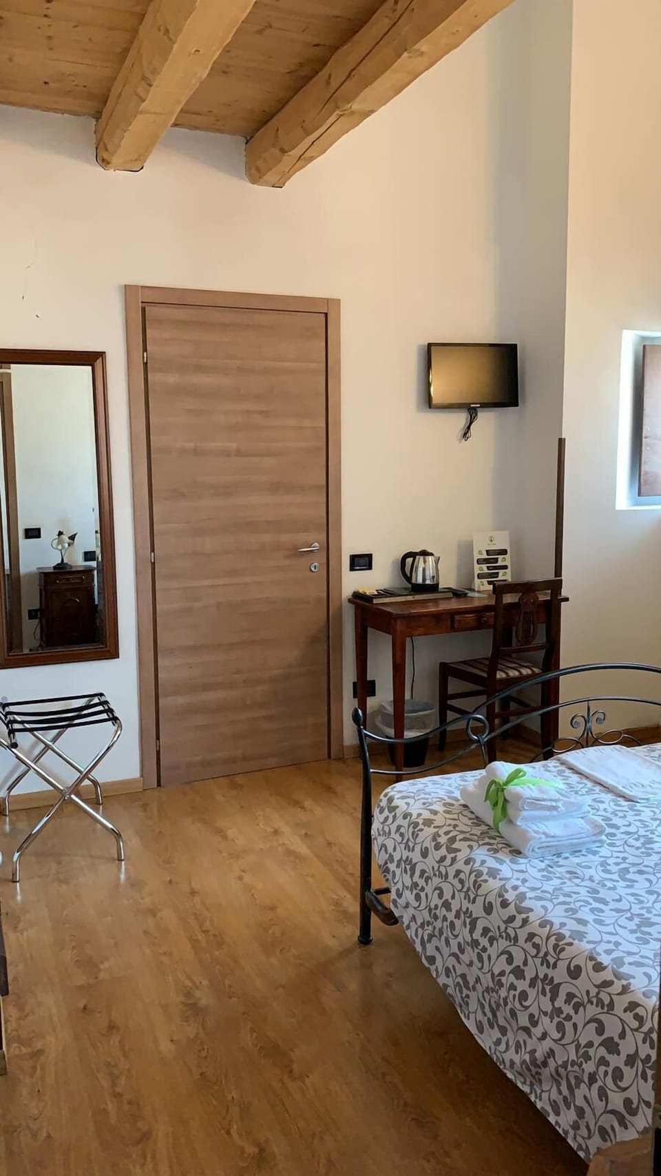 Desk, cribs (surcharge), WiFi (free), bed sheets
