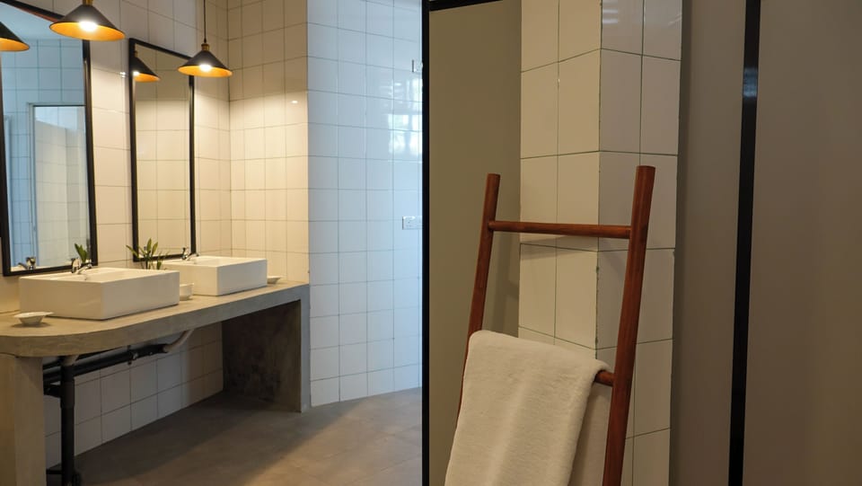 Shared Dormitory, Mixed Dorm | Bathroom | Shower, free toiletries, bidet, towels