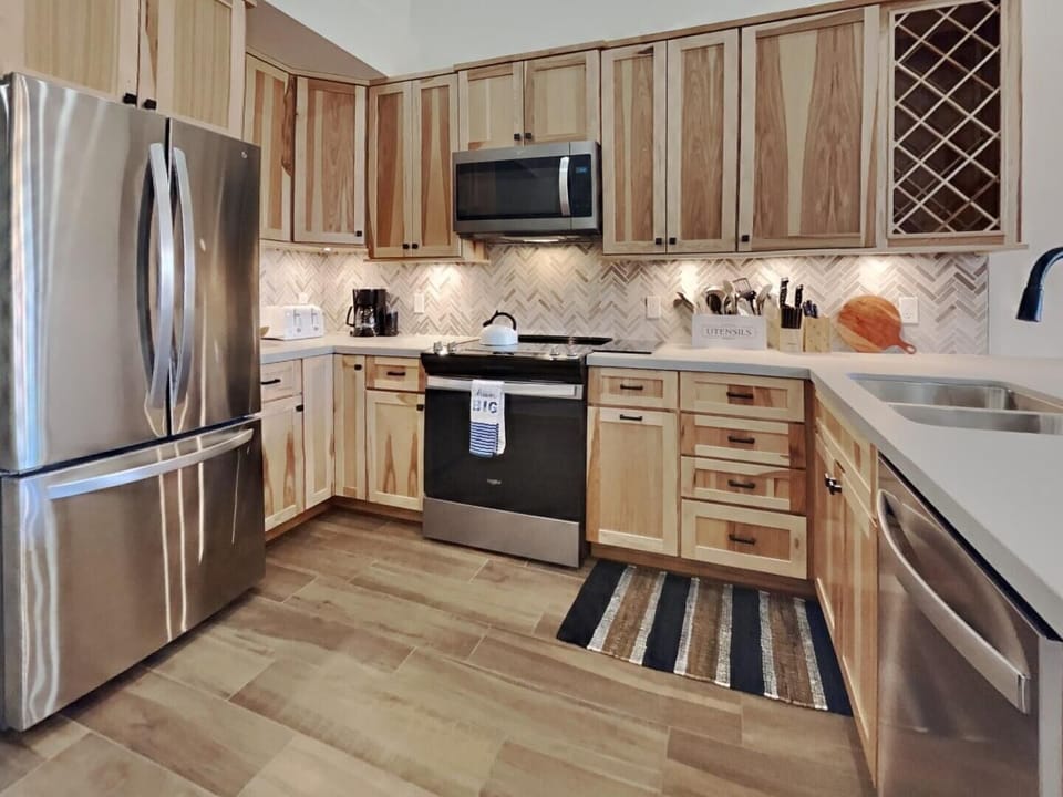 Condo, 3 Bedrooms | Private kitchen | Fridge, microwave, oven, dishwasher