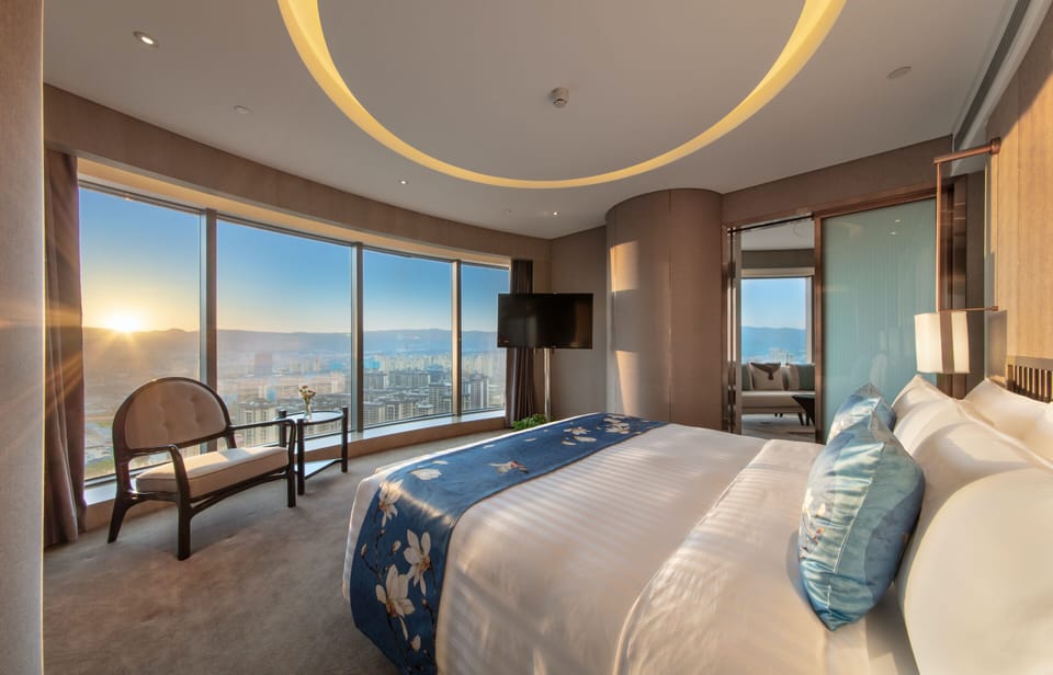 Luxury Suite | Minibar, in-room safe, desk, blackout drapes
