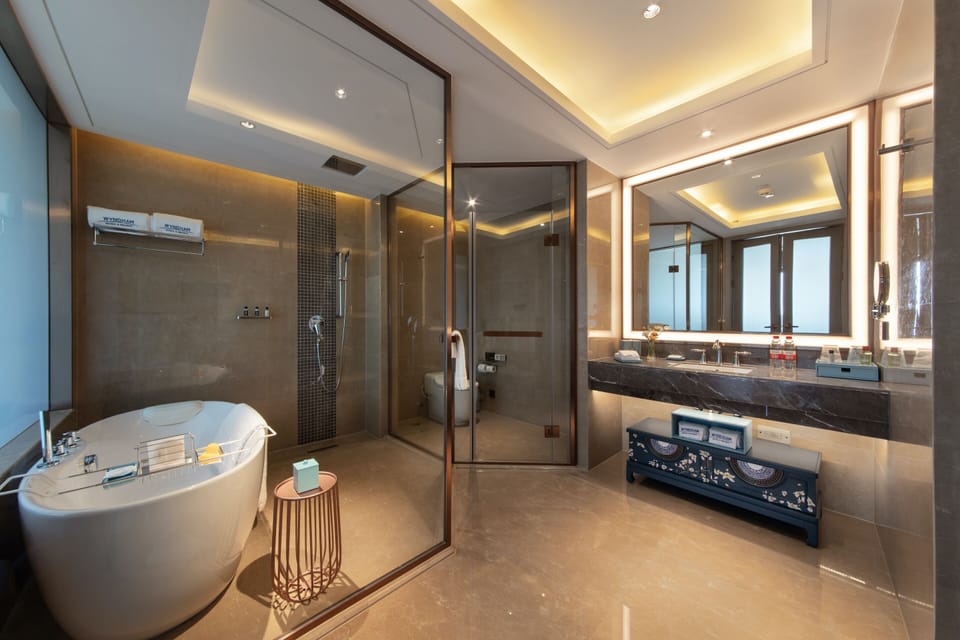 Executive Suite | Bathroom | Separate tub and shower, rainfall showerhead, eco-friendly toiletries