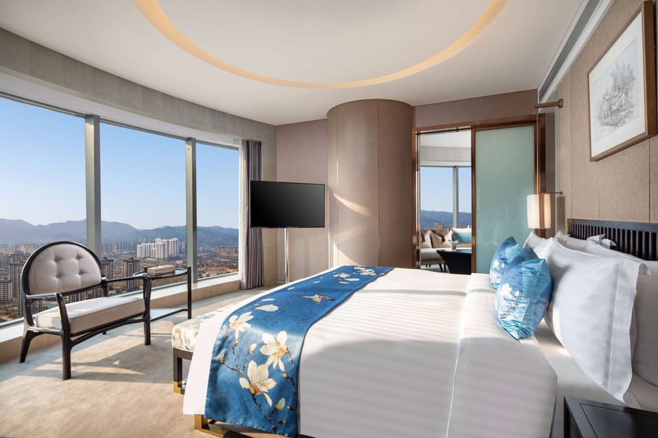Luxury Suite | Minibar, in-room safe, desk, blackout drapes
