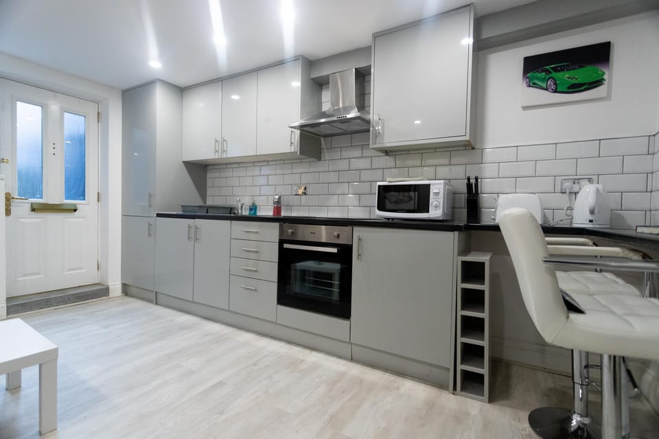 Luxury Apartment, Ensuite (1 bedroom Luxury Apartmen) | Shared kitchen