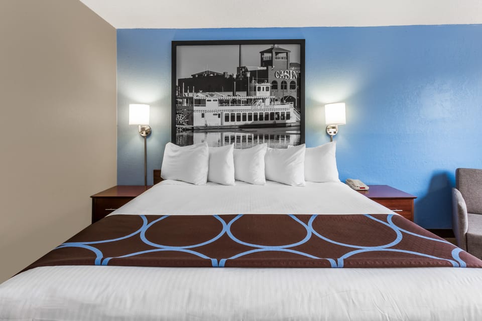 Studio Suite, 1 King Bed, Non Smoking | Desk, iron/ironing board, free WiFi, bed sheets
