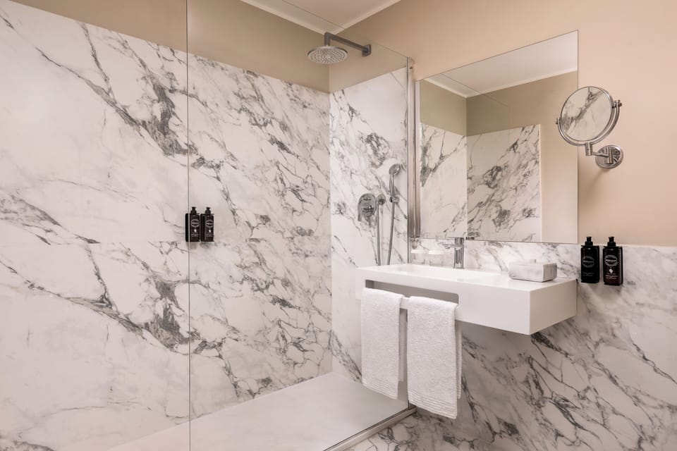 Superior Room | Bathroom | Combined shower/tub, hair dryer, bidet, towels